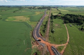 Pavimentação asfáltica da Rodovia Luciano Furian está 80% concluída