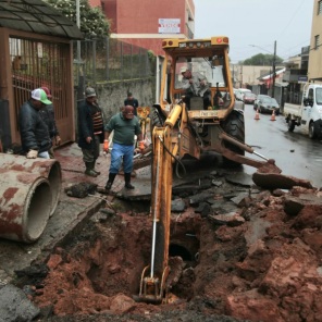 DEPOIS DA CHUVA> Corsan e Obras da Prefeitura recuperam rede de drenagem 