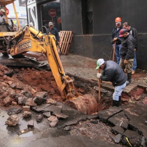 DEPOIS DA CHUVA> Corsan e Obras da Prefeitura recuperam rede de drenagem 