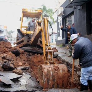 DEPOIS DA CHUVA> Corsan e Obras da Prefeitura recuperam rede de drenagem 