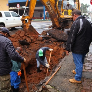 DEPOIS DA CHUVA> Corsan e Obras da Prefeitura recuperam rede de drenagem 