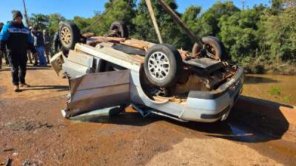 Dois homens morrem após carro cair em riacho no interior de Espumoso