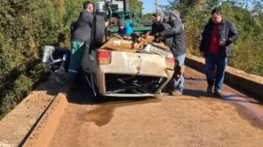 Dois homens morrem após carro cair em riacho no interior de Espumoso
