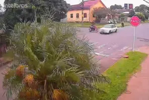Motorista avança em preferencial e causa colisão com moto em Cruz Alta