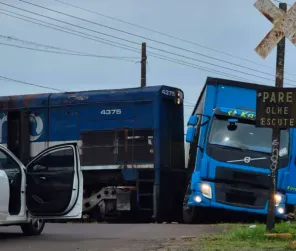 Caminhão invade passagem e causa colisão com trem em Cruz Alta