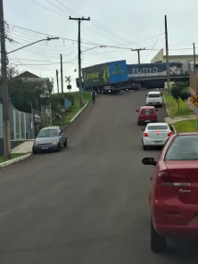 Caminhão invade passagem e causa colisão com trem em Cruz Alta