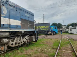 Caminhão invade passagem e causa colisão com trem em Cruz Alta