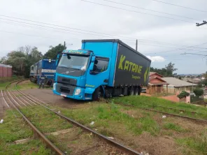 Caminhão invade passagem e causa colisão com trem em Cruz Alta