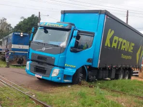Caminhão invade passagem e causa colisão com trem em Cruz Alta