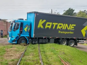Caminhão invade passagem e causa colisão com trem em Cruz Alta