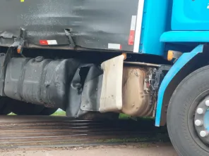 Caminhão invade passagem e causa colisão com trem em Cruz Alta