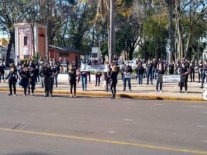 Entidades cruz-altenses realizam protestos em frente a Prefeitura Municipal