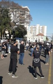 Entidades cruz-altenses realizam protestos em frente a Prefeitura Municipal