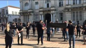 Entidades cruz-altenses realizam protestos em frente a Prefeitura Municipal
