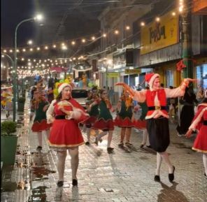 Desfile Natalino enfrenta chuva e mantém clima de encanto em Cruz Alta