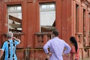 Prefeitura isola área central onde imóvel está sendo demolido