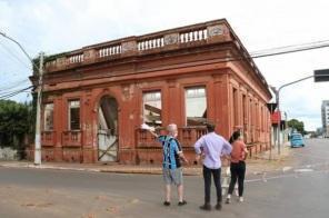 Prefeitura isola área central onde imóvel está sendo demolido