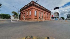 Prefeitura isola área central onde imóvel está sendo demolido