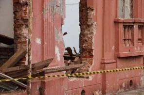 Prefeitura isola área central onde imóvel está sendo demolido