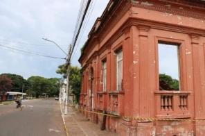 Prefeitura isola área central onde imóvel está sendo demolido