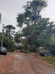 Ventos de mais de 100 km/h causam estragos em Cruz Alta