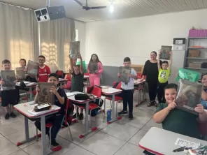 Alunos da rede municipal começam a receber os kits de material escolar