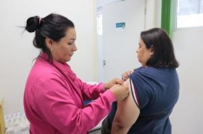 VACINAÇÃO: Primeiro dia com boa procura e meta de 90% dos grupos prioritários