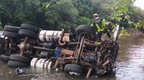 Caminhão cai de ponte na BR 285, em Santa Bárbara do Sul