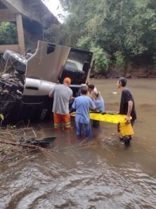 Caminhão cai de ponte na BR 285, em Santa Bárbara do Sul