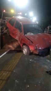 Carro invade casa após acidente na Avenida Xavantes em Cruz Alta