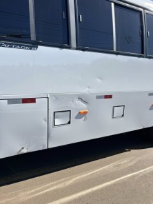 Motociclista fica ferido após colisão com ônibus da prefeitura em Cruz Alta