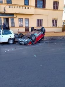 Carro capota na tarde deste sábado em Cruz Alta