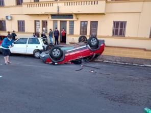 Carro capota na tarde deste sábado em Cruz Alta