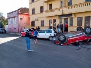 Carro capota na tarde deste sábado em Cruz Alta