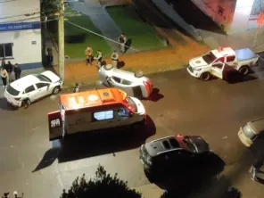 Colisão entre dois carros termina em capotamento e choque contra poste 