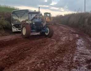 URUPÚ> Estrada no interior em más condições, resulta em ônibus escolar atolado
