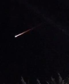 Lixo espacial cruz o céu de Cruz Alta na noite da quinta-feira