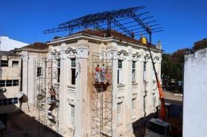 PRÉDIO DA PREFEITURA:empresa responsável está atuando no restauro da cobertura