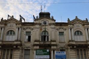 PRÉDIO DA PREFEITURA:empresa responsável está atuando no restauro da cobertura