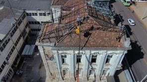 PRÉDIO DA PREFEITURA:empresa responsável está atuando no restauro da cobertura