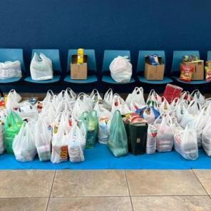 Colégio Santíssima Trindade doa mais de 490 kg de alimentos para o HSVP