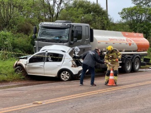 Mulher morre em acidente entre carro e caminhão na ERS-223, em Ibirubá