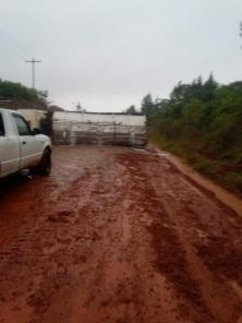 Caminhão tomba na estrada de acesso a Benjamin Nott