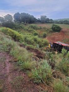 Ônibus de excursão tomba na ERS 342 na madrugada deste domingo; 