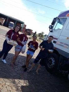 Grupo Otopatamar Rebaixados de Cruz Alta, doa lanches a caminhoneiros  