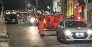 Centenas de pessoas participam da 14ª Procissão de Ogum São Jorge em Cruz Alta