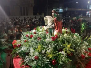 Centenas de pessoas participam da 14ª Procissão de Ogum São Jorge em Cruz Alta