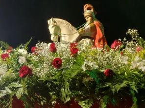 Centenas de pessoas participam da 14ª Procissão de Ogum São Jorge em Cruz Alta