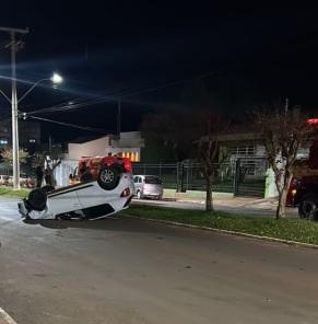 Acidente de trânsito com carro capotado na noite da segunda em Cruz Alta 