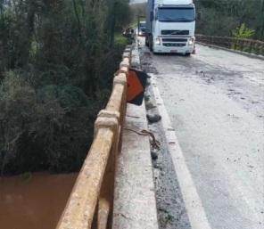 Caminhão cai no Rio Caxambú  em Panambi